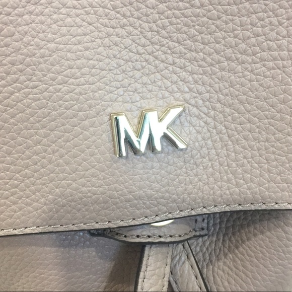 MICHAEL KORS JUNIE MD FLAP LEATHER BACKPACK 🎒 - Picture 4 of 7